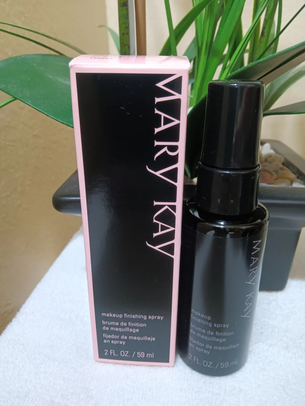 Mary Kay Pink & Black Makeup Finishing Spray - Pink